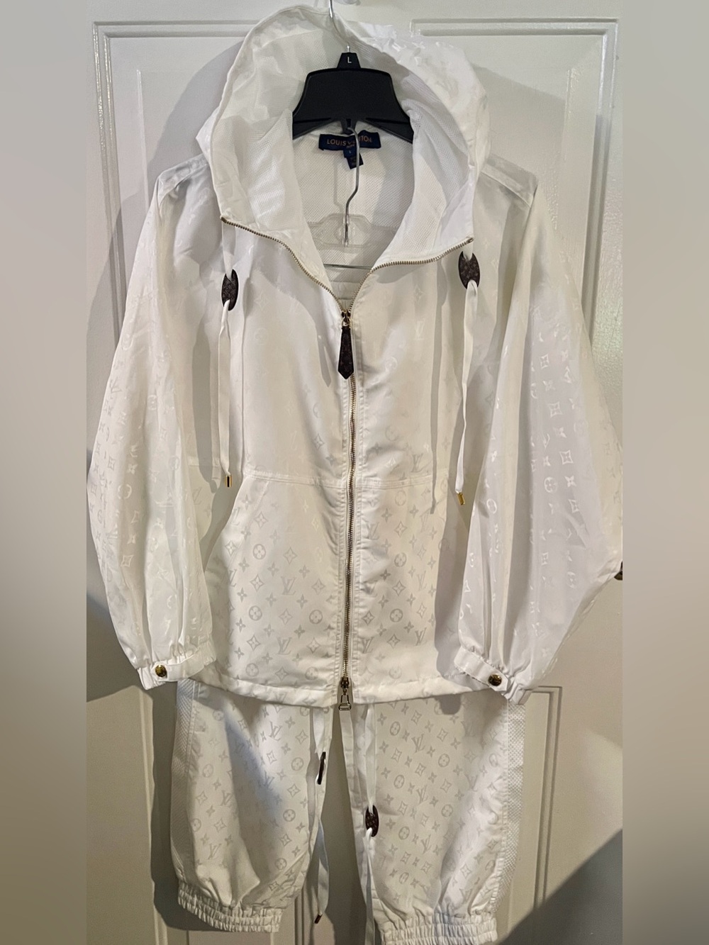 NWOT LOUIS VUITTON 🤍 WHITE JOGGER SWEATPANTS & HOODED JACKET SUIT Women’s L